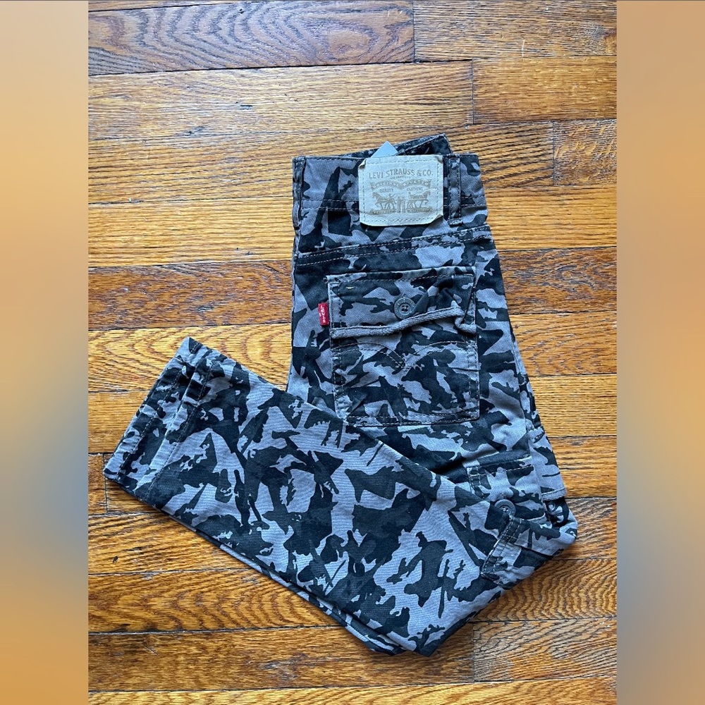 Levi’s camo cargo pants for bus size 8